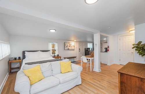 North End Apartment | Walk to the waterfront The Hobbit House
