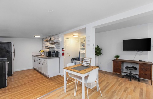 North End Apartment | Walk to the waterfront The Hobbit House