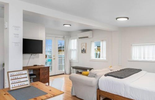North End Apartment | Walk to the waterfront! The Hobbit House
