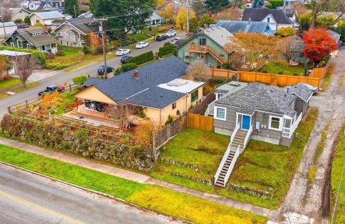 North End Apartment | Walk to the waterfront! The Hobbit House