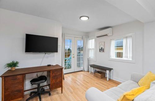 North End Apartment | Walk to the waterfront! The Hobbit House