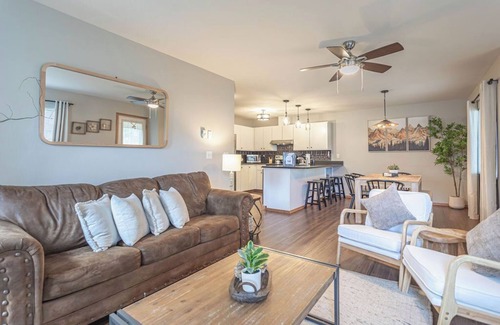 Downtown Leavenworth Condo | Walk to Town! Ground Floor Condo, Modern, Summer AC, 4 Beds!