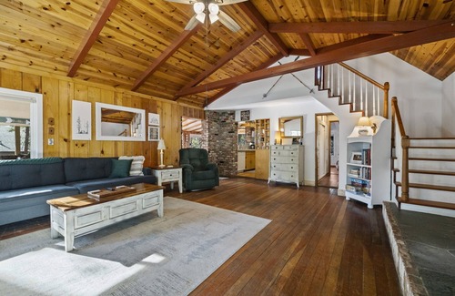 Twain Harte Cabin | Walk to town, Lake access, Pet Friendly, King bed, Patio mountain views