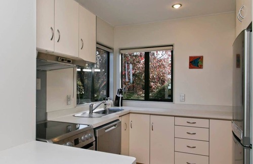Taupo House | Walk to Town & Lake *No Service Fees*