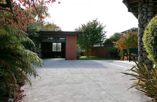 Taupo House | Walk to Town & Lake *No Service Fees*