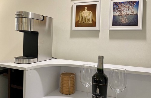 Capitol Hill Apartment | Walk to U.S. Capitol, Restaurants, Park + Parking!