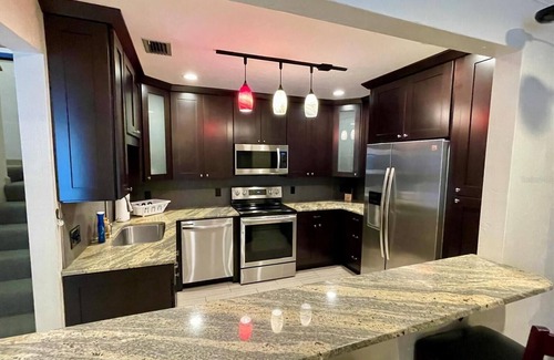Gainesville Condo | Walk to UF campus-2 bedroom Townhome off University Avenue near Westgate Publix!