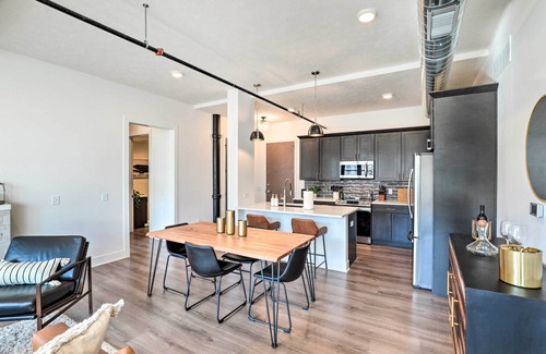 Downtown Lincoln Apartment | Walk to UNL Campus: Dtwn Lincoln Loft Apt!