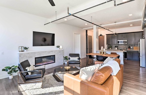 Downtown Lincoln Apartment | Walk to UNL Campus: Dtwn Lincoln Loft Apt!