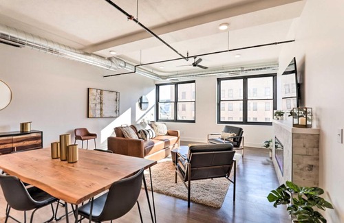 Downtown Lincoln Apartment | Walk to UNL Campus Dtwn Lincoln Loft Apt!