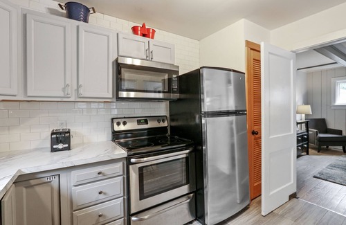 Indian Hills House | Walk to Lake! Adorable House in Fontana-on Lake Geneva. SUMMER 2025 SPECIAL!