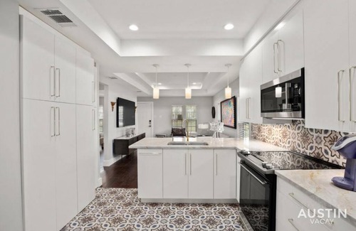 Swede Hill House | Walk to UT and E 6th in Fully Equipped ATX House