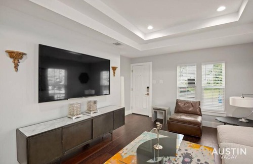 Swede Hill House | Walk to UT and E 6th in Fully Equipped ATX House