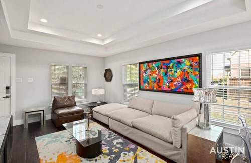 Swede Hill House | Walk to UT and E 6th in Fully Equipped ATX House