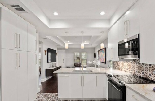 Swede Hill House | Walk to UT and E 6th in Fully Equipped ATX House