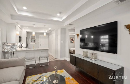 Swede Hill House | Walk to UT and E 6th in Fully Equipped ATX House