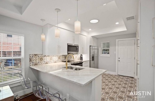 Swede Hill House | Walk to UT and E 6th in Fully Equipped ATX House