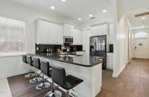 Naples Park House | Walk to Vanderbilt Beach & Relax in the Pool