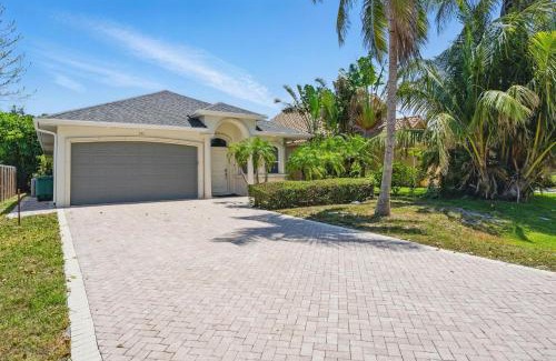 Naples Park House | Walk to Vanderbilt Beach & Relax in the Pool