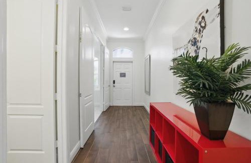 Naples Park House | Walk to Vanderbilt Beach & Relax in the Pool