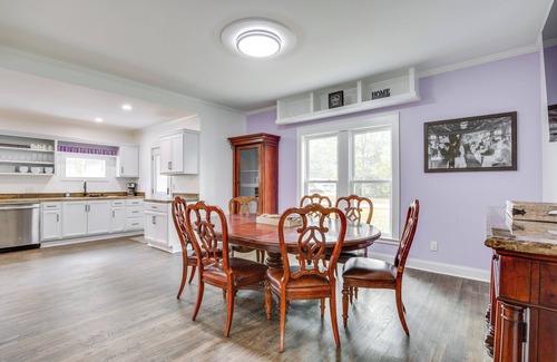 Clay County House | Walk to Winery: Family-Friendly Holt Getaway