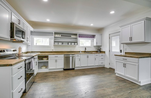 Clay County House | Walk to Winery: Family-Friendly Holt Getaway