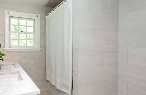 Sagaponack House | Walk to Wolffer Estate Vineyard down the street or bike 1 mile to Sag Main Beach