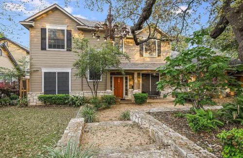 Barton Heights House | Walk to Zilker Barton Springs 5BR 3BA Villa Sleeps 14