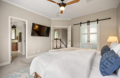 Barton Heights House | Walk to Zilker Barton Springs 5BR 3BA Villa Sleeps 14