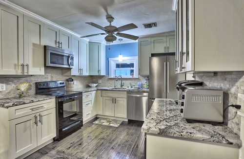 Sunset Beach House | ☀️Walk2Beach-Private Patio-Good Vibrations Beach House ☀️