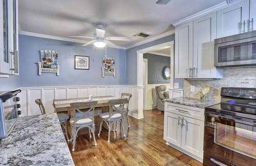 Sunset Beach House | ☀️Walk2Beach-Private Patio-Good Vibrations Beach House ☀️