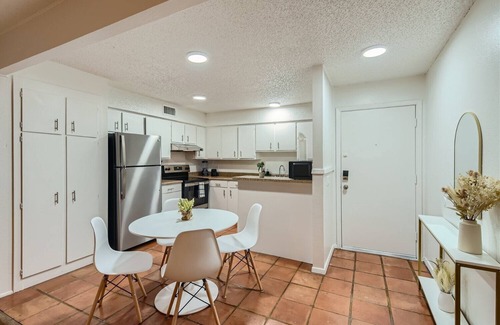Bouldin Apartment | Walkable Dtwn 2B Getaway | Sleeps 6 | Pool, Prkg