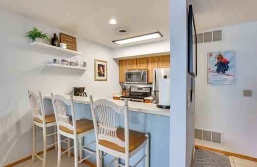 Frisco Condo | Walkable Frisco Condo: Mtn Views & Shared Hot Tub!