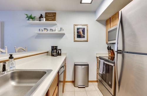 Frisco Condo | Walkable Frisco Condo: Mtn Views & Shared Hot Tub!