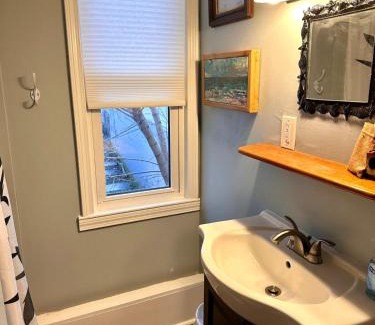 West Bayside Apartment | Walkable near downtown 1 Bedroom