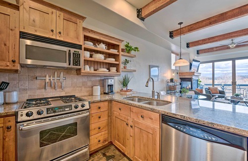 Kimball Junction House | Walkable Park Mountain Getaway: Hot Tub & Views!