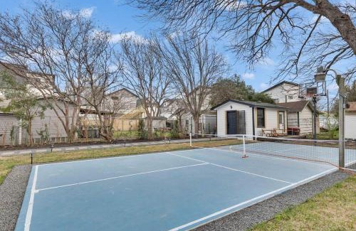 Govalle House | Walkable Private Guest House Studio with Pickleball Court