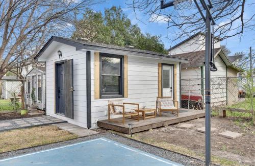 Govalle House | Walkable Private Guest House Studio with Pickleball Court