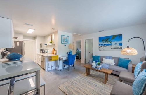 Gillespie Park Cottage | Walkable to Downtown and Parks Brand New Furniture
