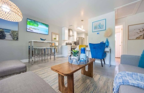 Gillespie Park Cottage | Walkable to Downtown and Parks Brand New Furniture