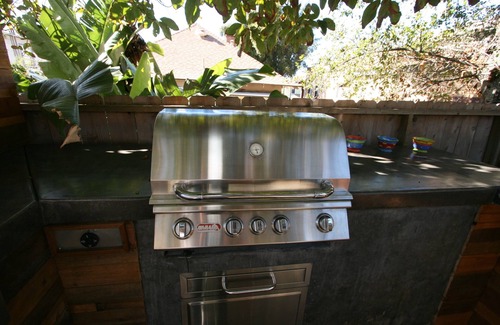 Golden Hill Apartment | Walkable to Downtown, NEW Jacuzzi, Fire pit, Outdoor Kitchen w Built in BBQ (F)