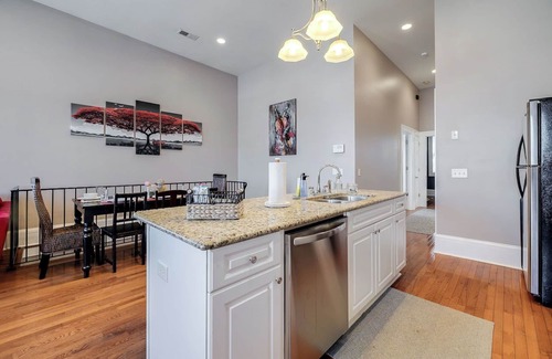 Metropolitan Condo | Walkable to Forsyth Park, queen bed, spacious and super comfy