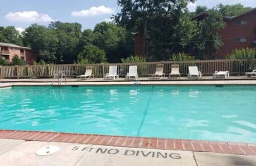 Athens Apartment | Walkable to Sanford Stadium or downtown w/view!