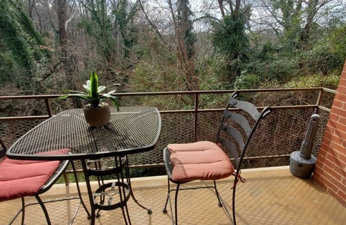 Athens Apartment | Walkable to Sanford Stadium or downtown w/view!