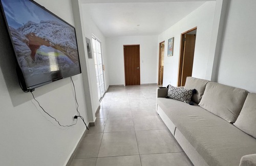 Camaceyes House | Walking distance to Crash Boat