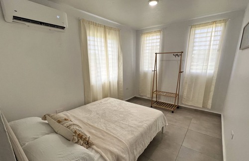 Camaceyes House | Walking distance to Crash Boat