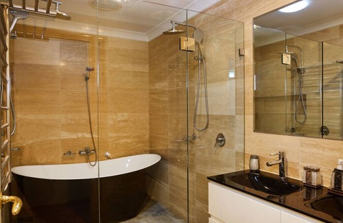 Helensvale House | Walking distance to Movie World