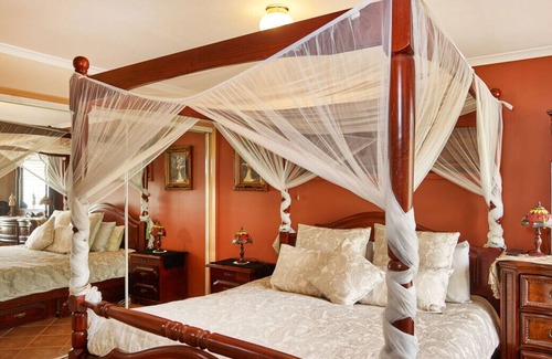 Helensvale House | Walking distance to Movie World