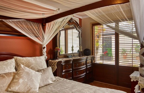 Helensvale House | Walking distance to Movie World