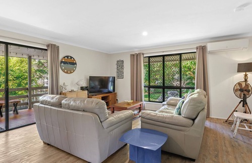 Tin Can Bay House | Walking distance to water and Pet Freindly!